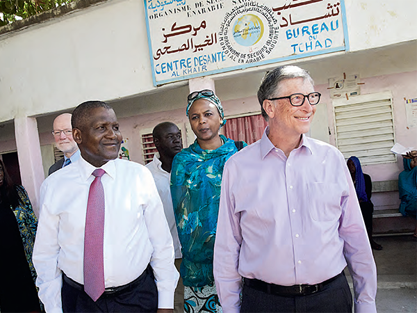 SAM PHELPS/GATES ARCHIVE VIA GETTY IMAGES BEN GABBE/GETTY IMAGES/AFP. Le magnat en compagnie de Bill Gates, le 20 mars 2018 à N’Djamena. Au Tchad, les fondations Dangote et Bill et Melinda Gates sont engagées dans le combat contre la poliomyélite.