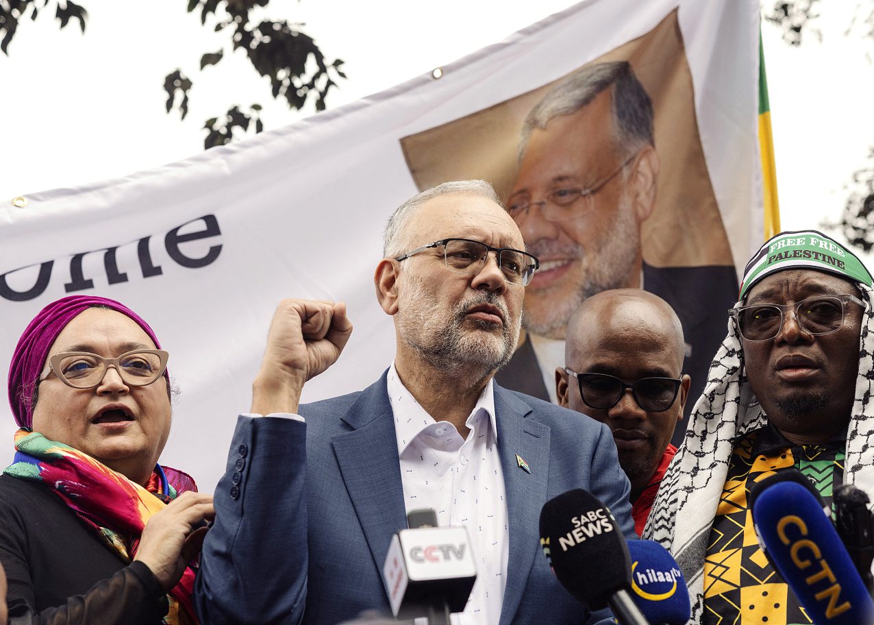 L’ambassadeur sud-africain Ebrahim Rasool, expulsé des États-Unis le 14 mars, est accueilli par la foule lors de son arrivée à l’aéroport du Cap, le 23 mars 2025. GIANLUIGI GUERCIA/AFP