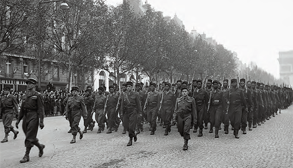 Des tirailleurs défilent le 11 novembre 1945, à Paris. DR