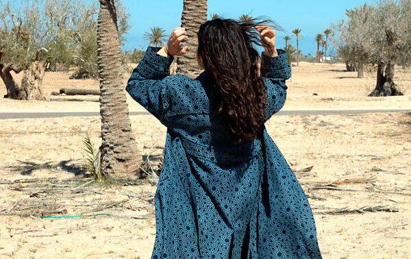 a dernière collection, «Mémoire», rend hommage à Djerba, avec des imprimés qui évoquent les faïences des habitations traditionnelles.DR