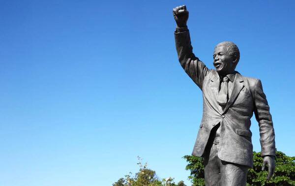 La statue en bronze de Nelson Mandela devant l’ancienne prison Victor Verster, de laquelle il est sorti le 11 février 1990. JOHN HUSBAND/ALAMY STOCK PHOTO