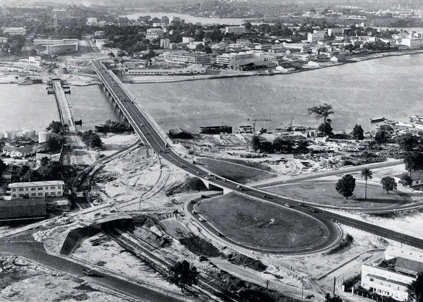 Ce cliché de 1958 montre l’ancien pont flottant, à gauche, avant sa disparition au profit du pont Félix Houphouët-Boigny, au centre.LOUIS NORMAND