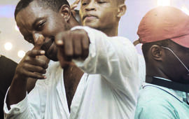  Le chef d'entreprise (à gauche) a commencé en ouvrant des boutiques éphémères dans Abidjan. DR