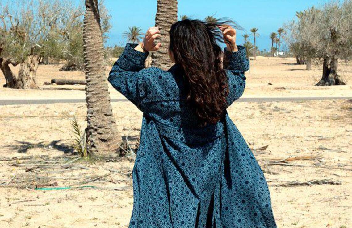 a dernière collection, «Mémoire», rend hommage à Djerba, avec des imprimés qui évoquent les faïences des habitations traditionnelles.DR