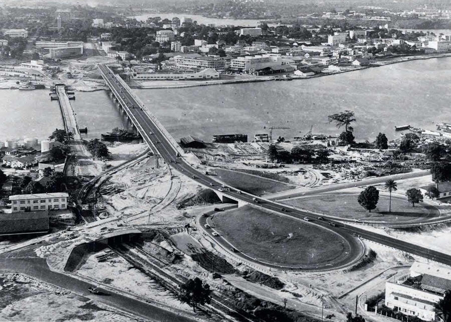 Ce cliché de 1958 montre l’ancien pont flottant, à gauche, avant sa disparition au profit du pont Félix Houphouët-Boigny, au centre.LOUIS NORMAND